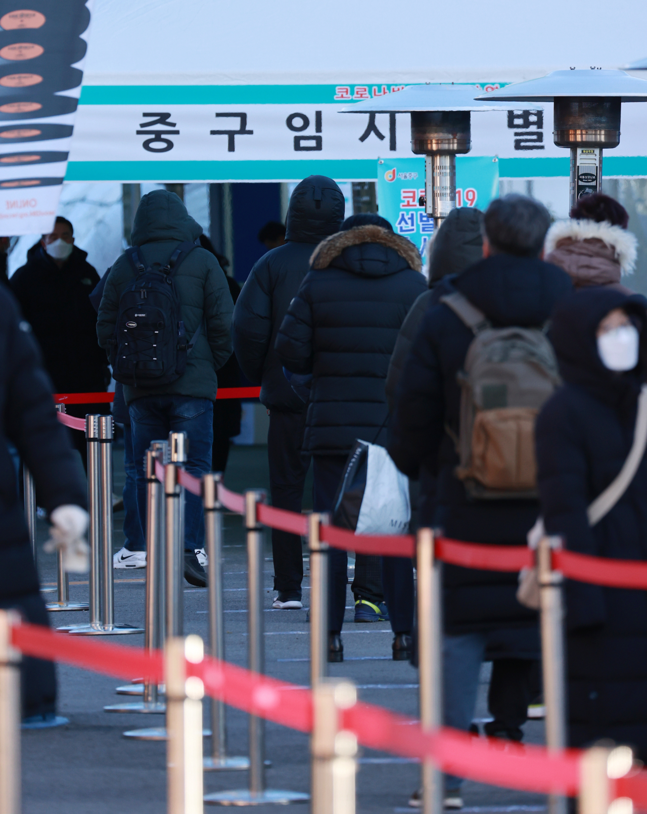 16일 오전 서울역 광장에 설치된 중구 임시선별진료소를 찾은 시민들이 신종 코로나바이러스 감염증(코로나19) 검체 채취를 위해 차례를 기다리고 있다. 중앙방역대책본부는 이날 0시 기준 코로나19 신규 확진자가 1천78명 늘어 누적 4만5천442명이라고 밝혔다. 전날보다 198명 늘었다. 지난 1월 20일 국내 첫 코로나19 확진자 발생 이후 일일 확진자 수 최다 기록도 재차 경신한 수치다. 연합뉴스