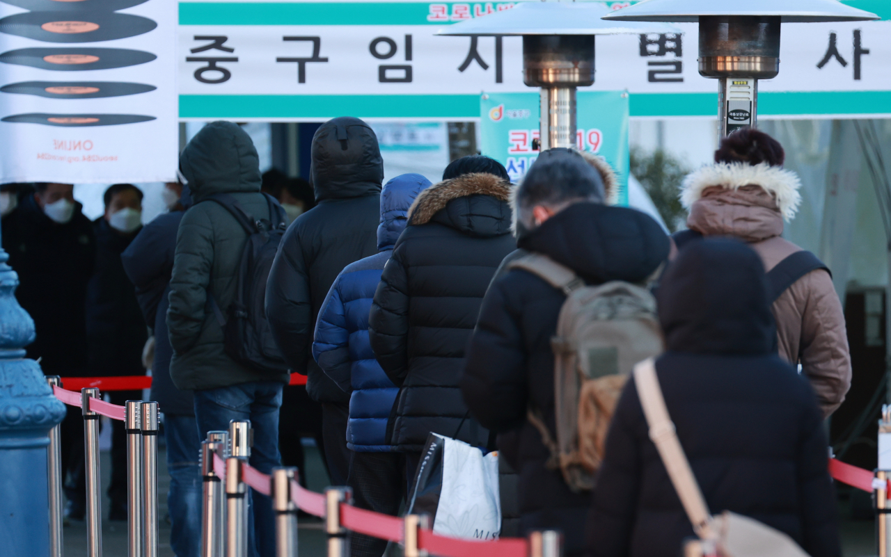 16일 오전 서울역 광장에 설치된 중구 임시선별진료소를 찾은 시민들이 신종 코로나바이러스 감염증(코로나19) 검체 채취를 위해 차례를 기다리고 있다. 중앙방역대책본부는 이날 0시 기준 코로나19 신규 확진자가 1천78명 늘어 누적 4만5천442명이라고 밝혔다. 전날보다 198명 늘었다. 지난 1월 20일 국내 첫 코로나19 확진자 발생 이후 일일 확진자 수 최다 기록도 재차 경신한 수치다. 연합뉴스
