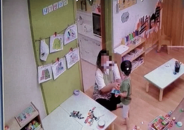 지난 8월 21일 서울 동작구 신대방동의 한 구립 어린이집에서 교사 최모 씨가 3살 아이를 혼내며 밀치고 있다. [제보자 제공]