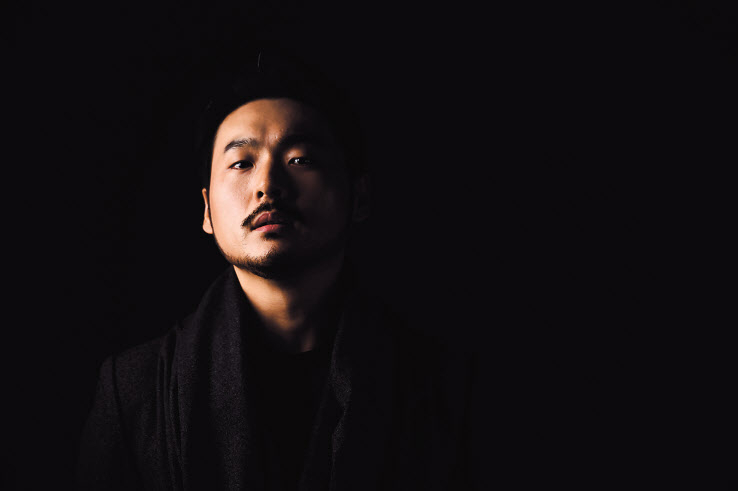 진지한 바리톤 이응광에게 소탈한 부캐 ‘응형’이 생겼다. 클래식 아티스트 최초로 자신의 일상을 유튜브에 공개하며 대중과 소통하는 이응광의 새 별칭. 이전엔 SNS를 하는 것조차 꺼렸던 그가 ‘응광극장’이라는 유튜브 채널을 통해 자신을 보여주고, 랜선 공연을 통해 음악으로 코로나 시대를 위로하고 있다. 박해묵 기자