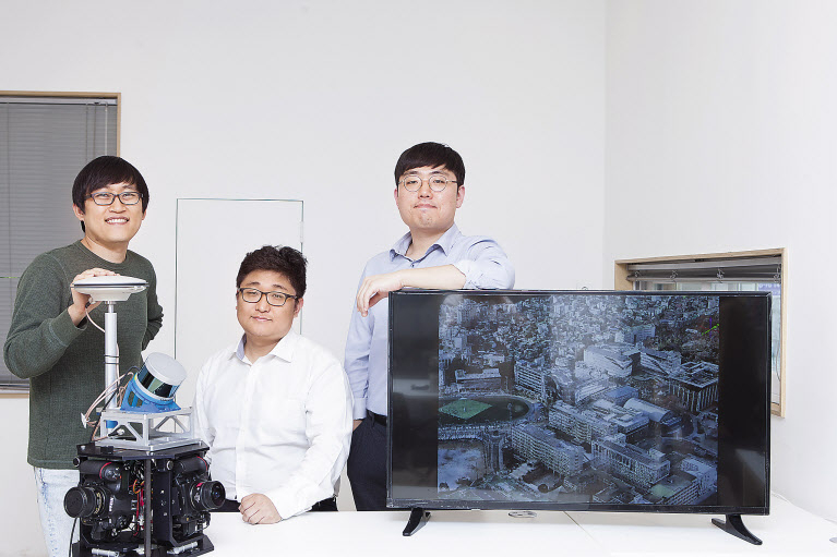 스트리스 이사진들이 자체 개발한 ‘거리뷰 이동형 측량 시스템(sMMS)’을 소개하고 있다. 왼쪽부터 송승관 기술이사, 박일석 대표, 홍승환 최고기술책임자(CTO). [스트리스 제공]
