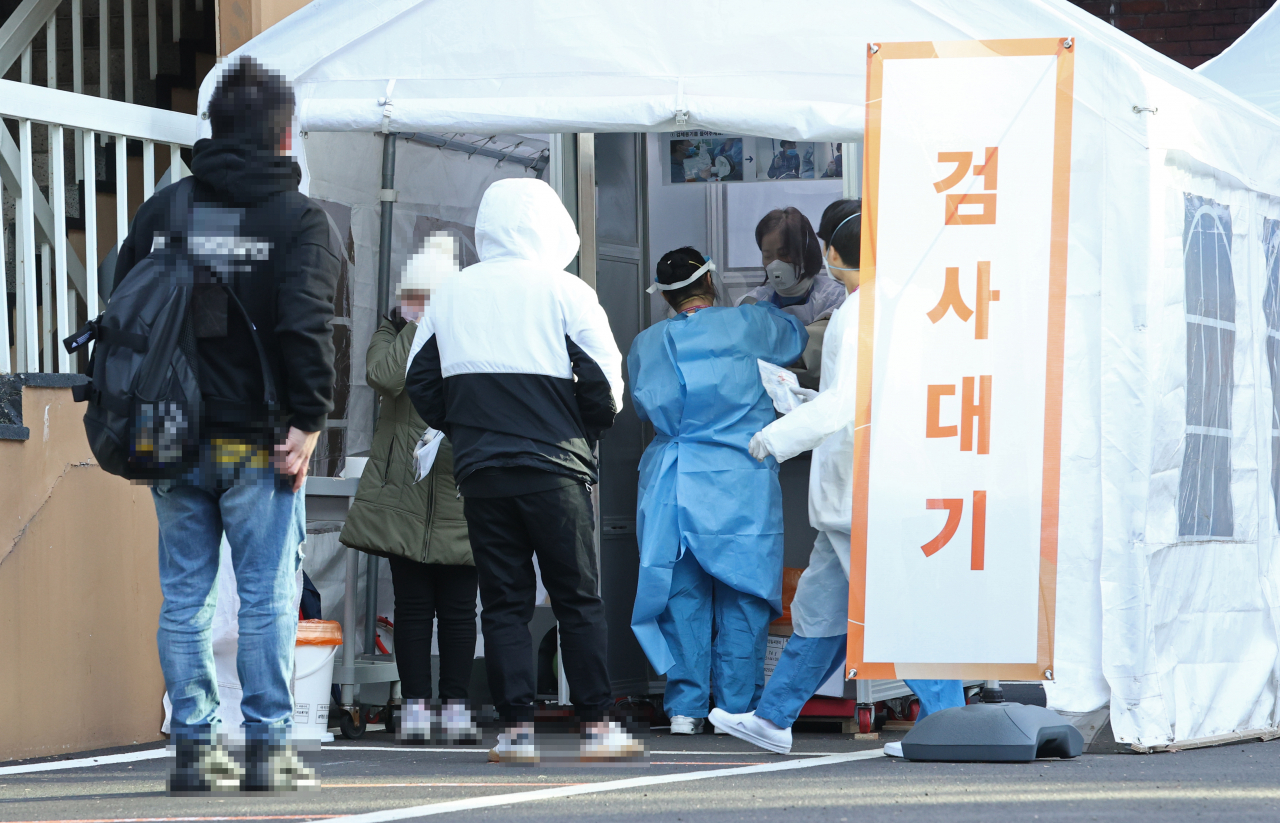 국내 신종 코로나바이러스 감염증(코로나19) 신규 확진자 수가 1078명을 기록한 16일 오전 서울 중구 국립중앙의료원 코로나19 해외출국선별진료실을 찾은 시민들이 검사를 위해 대기하고 있다. 연합뉴스
