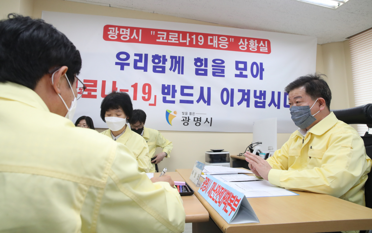 박승원 시장(오른쪽)이 보건소 현장지휘본부 회의를 하고있다. [광명시 제공]