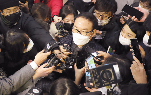 16일 새벽 윤석열 검찰총장 검사징계위원회 2차 심의를 마친 정한중 징계위원장 직무대리가 법무부 청사를 나서고 있다. 법무부 검사징계위원회는 윤석열 검찰총장의 징계 혐의를 인정하고 정직 2개월 처분을 내렸다. [연합]