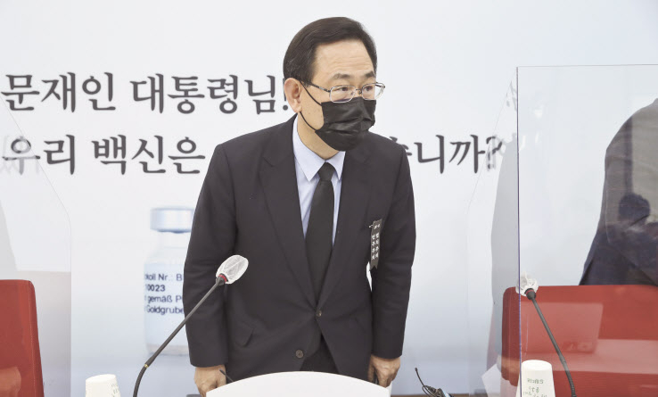 국민의힘 주호영 원내대표가 16일 국회 원내대표실에서 기자회견을 준비하고 있다. 이상섭 기자