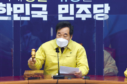 이낙연 더불어민주당 대표가 16일 국회에서 열린 최고위원회의에서 개의를 알리고 있다. 이상섭 기자