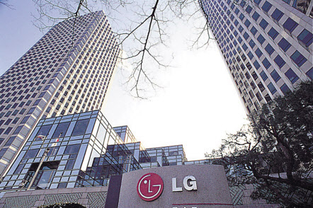 상법 개정안이 통과된 가운데 외국계 헤지펀드 공세에 노출된 LG그룹