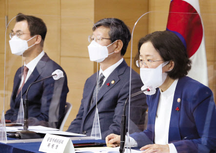 조성욱 공정거래위원장이 16일 정부서울청사 브리핑실에서 공정경제 3법 합동 브리핑을 하고 있다. 왼쪽부터 신봉삼 공정위 사무처장, 이용구 법무부 차관, 조성욱 공정거래위원장. [연합]