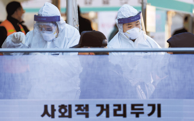 16일 오전 서울역 광장에 설치된 중구 임시선별진료소에서 의료진이 신종 코로나바이러스 감염증(코로나19) 검체 채취를 하고 있다. [연합]