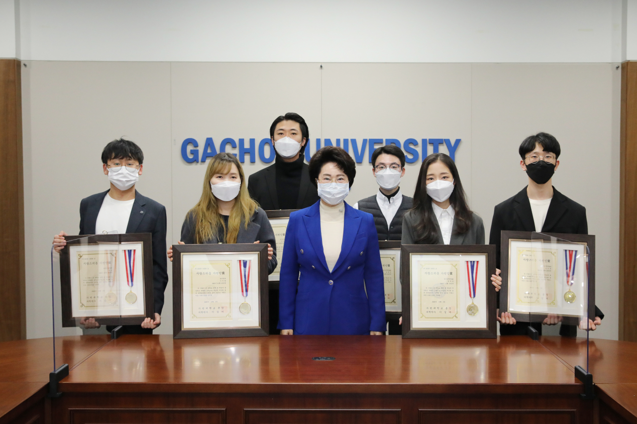 가천대 이길여총장(사진 중앙)이 SCI(E)급 논문을 발표한 학부생 6명을 ‘자랑스러운 가천인’으로 선정하고 인증서와 메달을 수여한 뒤 기념촬영을 하고 있다.[가천대 제공]