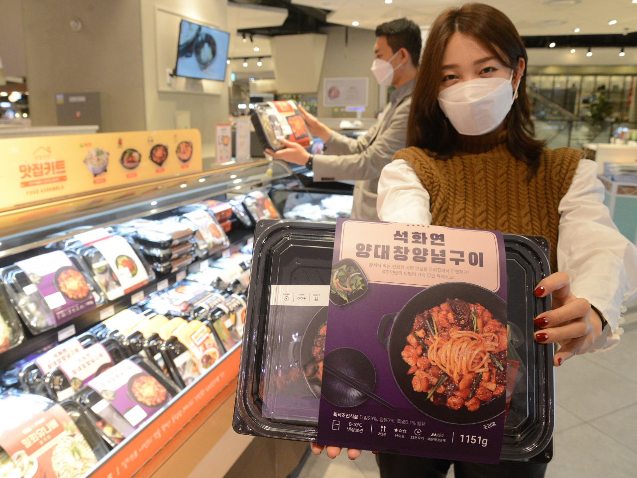 롯데백화점 직원이 부산본점 식품관에서 판매하는 지역 맛집 가정간편식(HMR)을 소개하고 있다. [롯데백화점 제공]