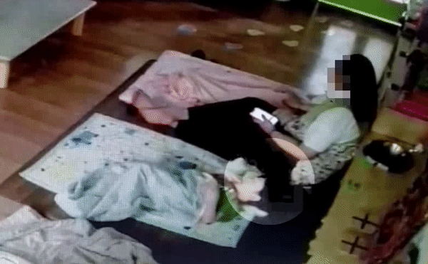 지난 9월 8일 서울 동작구 신대방동의 한 구립 어린이집에서 교사 최모 씨가 잠이 들지 못하는 3세 남아 A군의 얼굴을 손으로 누르고 있다. [제보자 제공]