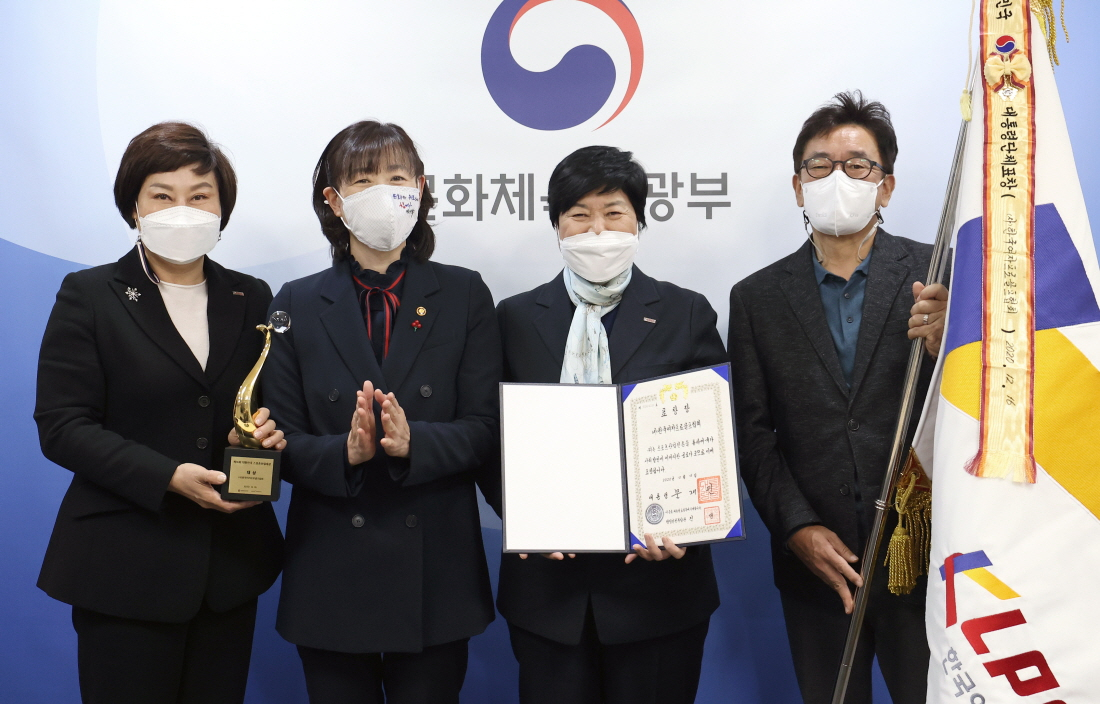 왼쪽부터 KLPGA 김순미 수석부회장, 문화체육관광부 최윤희 제2차관, KLPGT 강춘자 대표이사, KLPGA 김남진 사무총장./사진제공=문화체육관광부