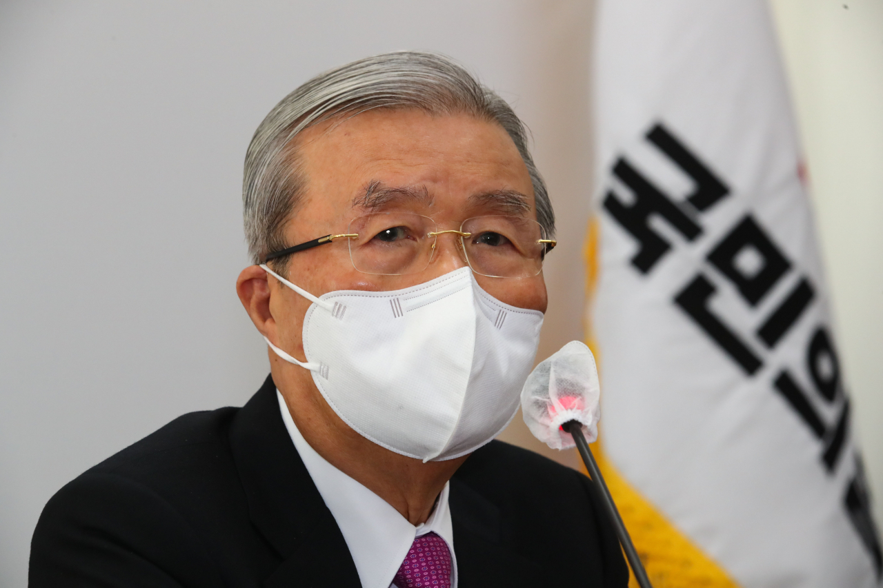 김종인 국민의힘 비대위원장이 16일 오전 서울 여의도 국회에서 기자회견을 열고 윤석열 검찰총장 정직 징계에 대한 입장을 발표하고 있다. [헤럴드경제=이상섭 기자]