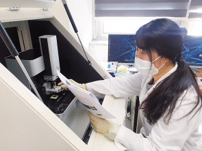 에이엔폴리 연구원이 친환경 나노 셀룰로오스 관련 실험을 진행하고 있다.[에이앤폴리 제공]
