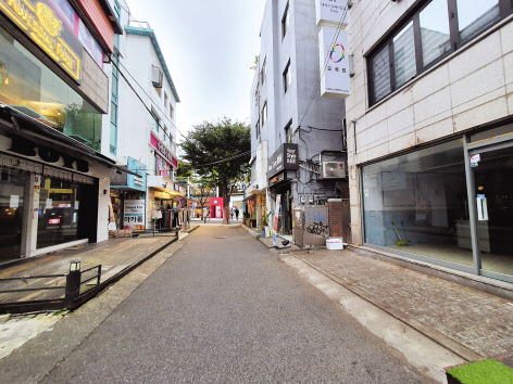 임대료 인하를 강제하는 임대료 멈춤법이 큰 논란을 불러 일으키고 있다. 사진은 서울 마포구 홍대 상권 일대 모습. [헤럴드경제DB]
