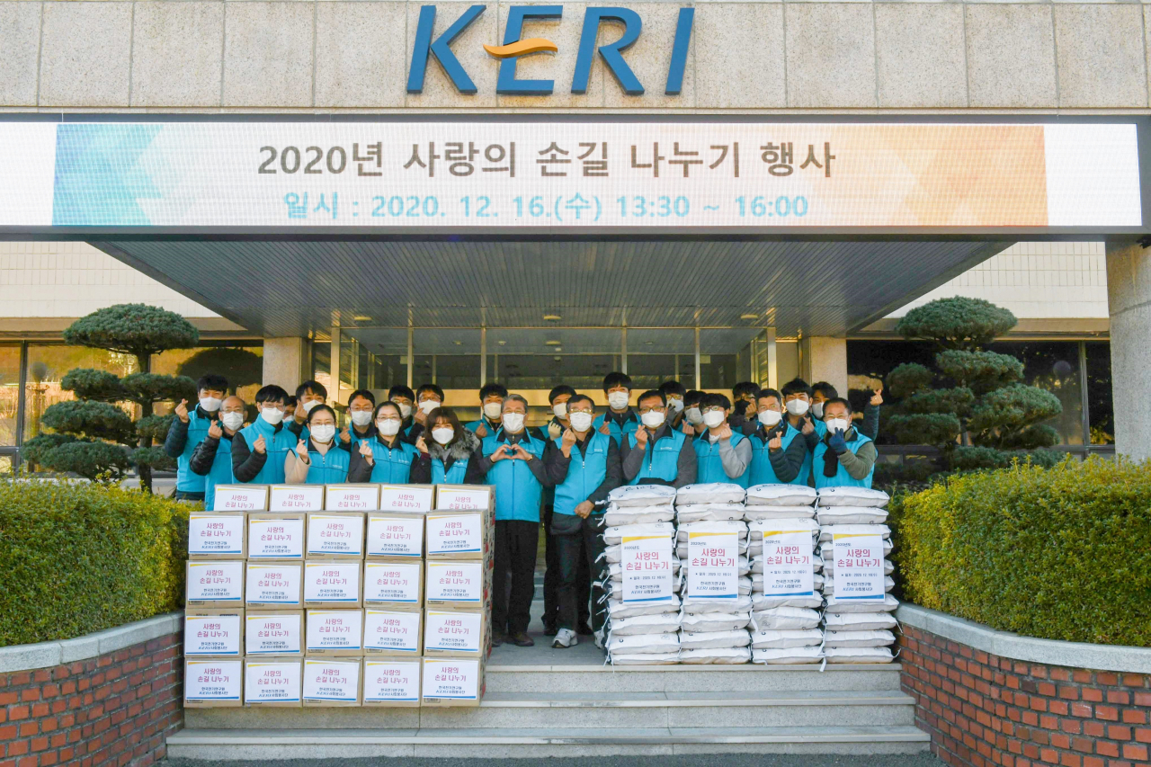 한국전기연구원 최규하 원장을 비롯한 임직원 20명이 16일 사랑의 손길 나누기 행사를 펼쳤다.[한국전기연구원 제공]