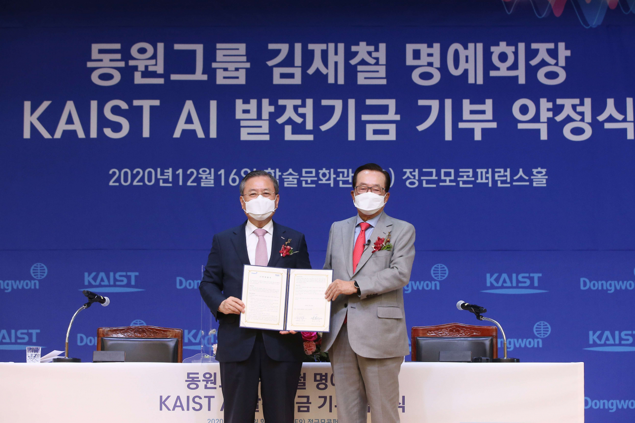김재철 동원그룹 명예회장(사진 오른쪽)이 KAIST AI 발전기금 기부 약정식 후 기념촬영을 하고 있다. 왼쪽은 신상철 KAIST 총장. [동원그룹 제공]