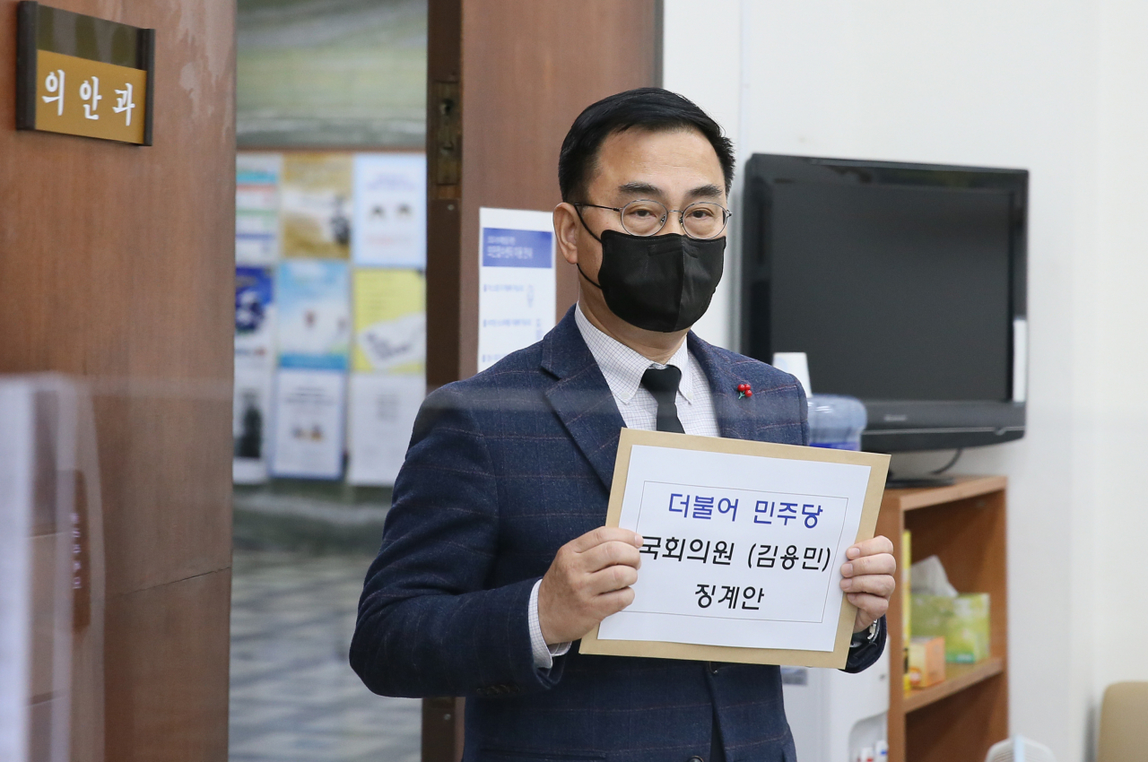 최형두 국민의힘 원내대변인이 16일 오후 서울 여의도 국회 의안과에 더불어민주당 김용민의원 징계안을 제출하고 있다. [연합]