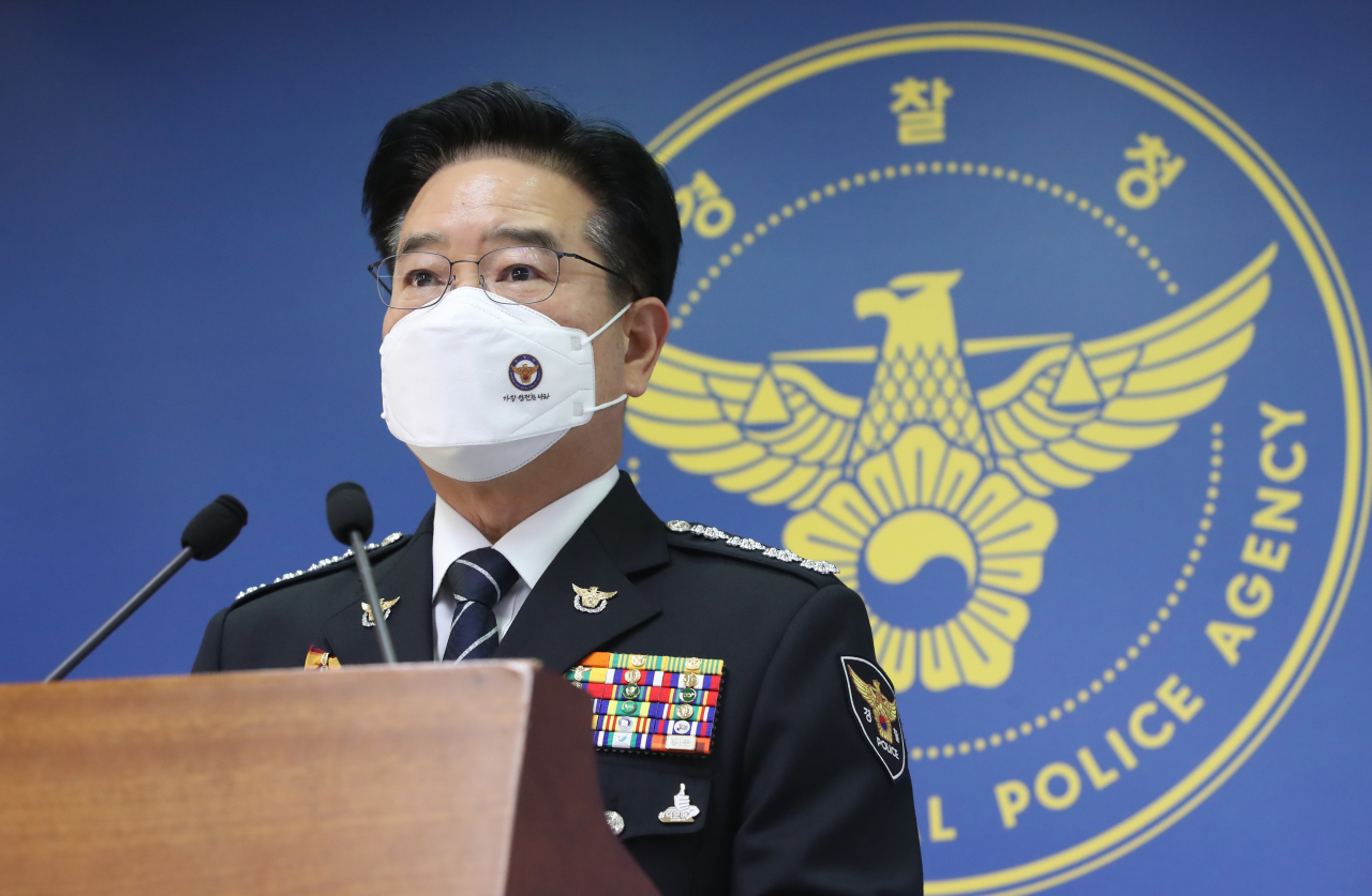김창룡 경찰청장은 25일 이용구 법무부 차관 폭행사건 관련 경찰 진상조사에 대해 “진상조사 및 그(결과)에 따라서 수사 등 엄정 조치한다는 결정과 조치에 대해 전적으로 동의한다”고 밝혔다. 사진은 김 청장이 지난해 12월 16일 권력기관 개혁 관련 브리핑을 하는 모습. [연합]