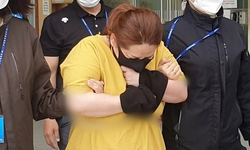 동거남의 9세 아이를 여행가방에 가둬 숨지게 한 성모(여·41) 씨. 검찰은 항소심에서 무기징역을 구형하며 성모 씨가 가방 위에서 뛰고 술도 마시기도 했다고 밝혔다. [연합]