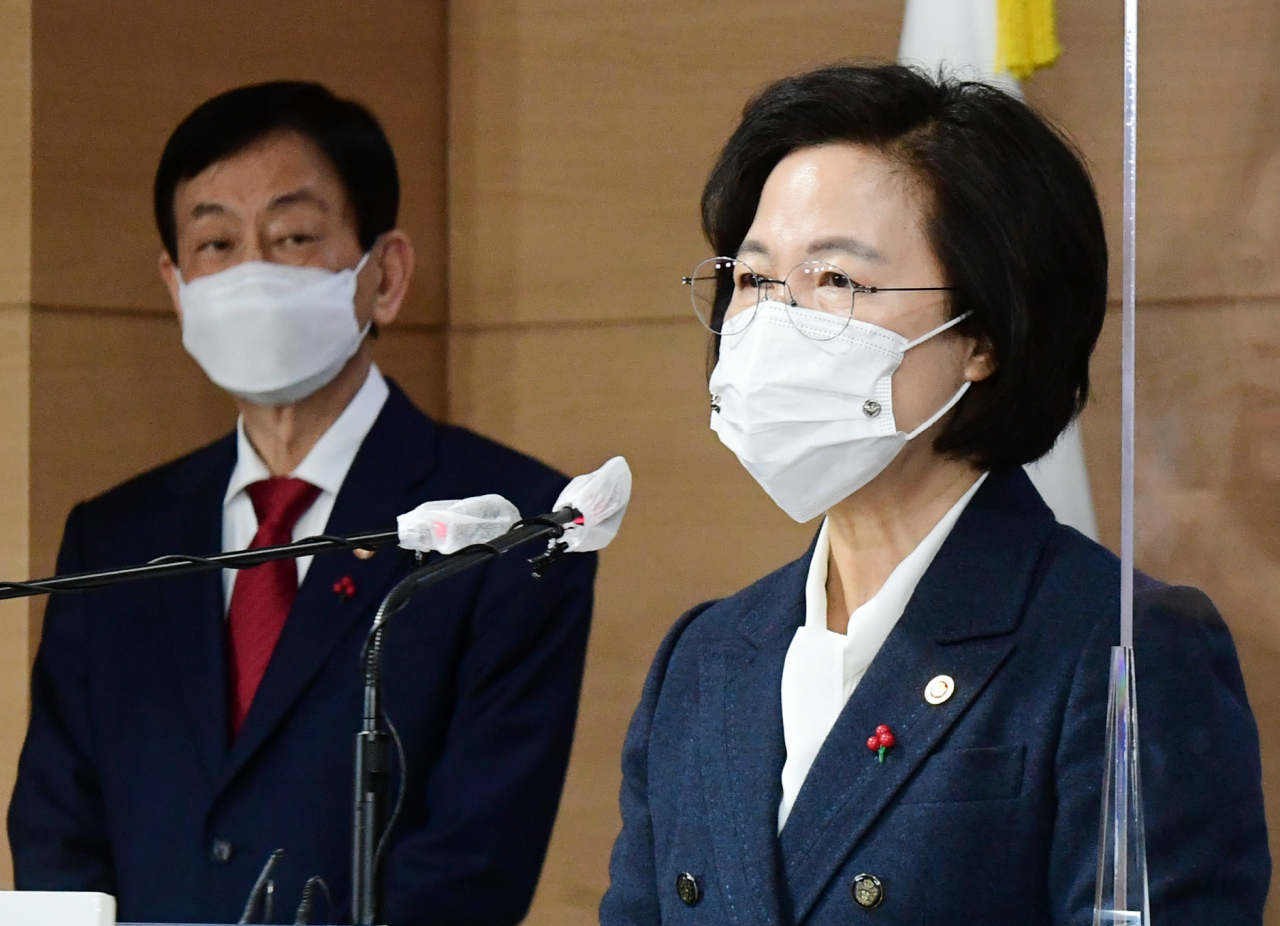 추미애 법무부 장관이 16일 서울 종로구 정부서울청사 합동브리핑실에서 권력기관 개혁 관련 언론 브리핑을 하고 있다. [연합]
