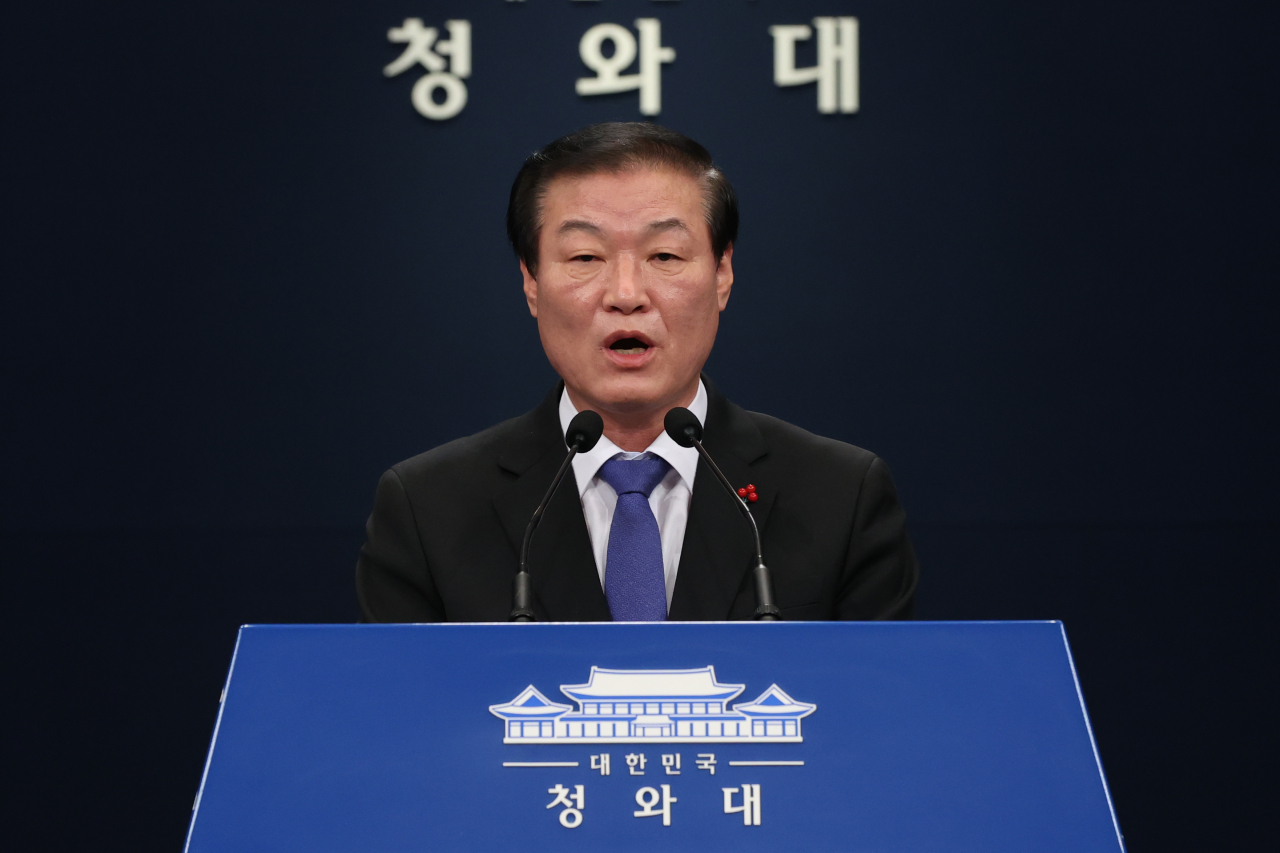Chung Man-ho, senior secretary for public communication at the Blue House, speaks during a press briefing Wednesday. (Yonhap)