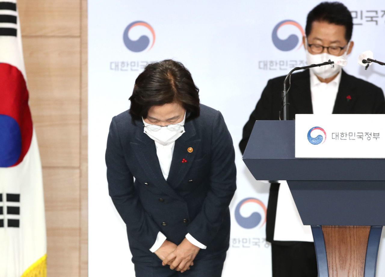 추미애 법무부 장관이 16일 오후 서울 종로구 정부서울청사에서 열린 권력기관 개혁 관련 언론 브리핑에서 발표에 앞서 인사를 하고 있다. 연합뉴스
