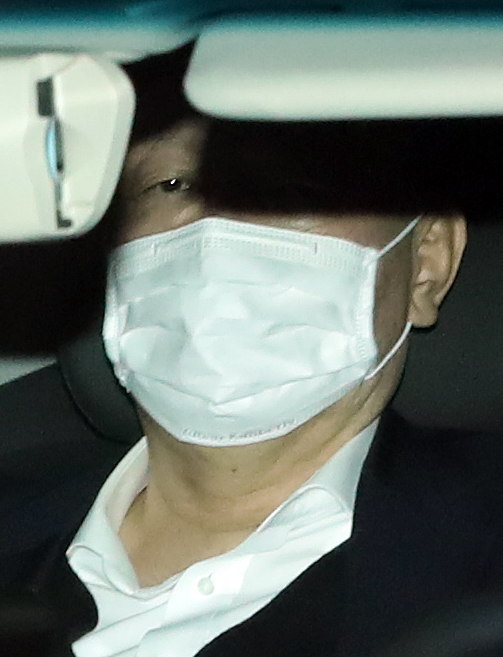 법무부 검사징계위원회에서 정직 2개월 처분을 받은 윤석열 검찰총장이 16일 오후 서울 서초구 대검찰청을 나서고 있다. [연합뉴스]