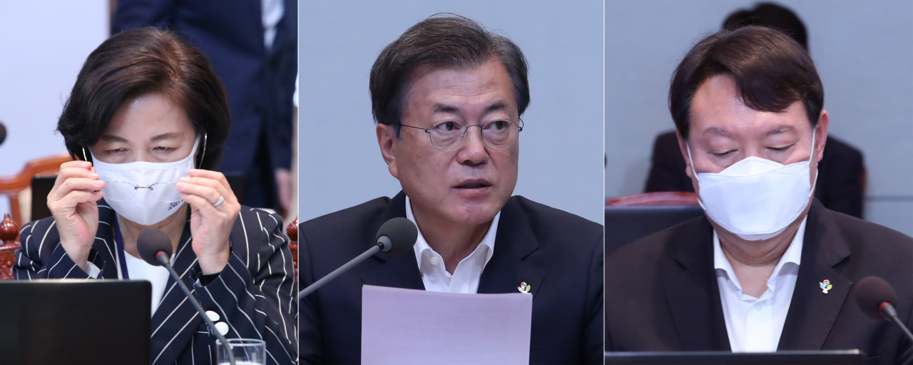 문재인 대통령은 16일 윤석열 검찰총장에 대한 '2개월 정직' 징계안을 재가했다. 문 대통령의 재가로 검찰총장에 대한 헌정사상 초유의 징계 절차가 완료됐고, 이에 따라 윤 총장은 2개월간 직무가 정지된다. 이날 징계안을 보고한 추미애 장관은 문 대통령에게 사의를 표명했다고 정만호 국민소통수석이 전했다. 사진은 6월 22일 청와대에서 열린 제6차 공정사회 반부패정책협의회에 참석한 문 대통령과 추 장관, 윤 총장(오른쪽)의 모습. 연합뉴스