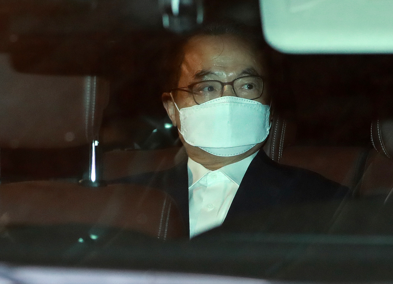 강제추행 혐의를 받는 오거돈 전 부산시장이 지난 8월 구속영장이 기각된 뒤 부산 동래경찰서 유치장을 나와 차량에 탑승해 있다. [연합뉴스]