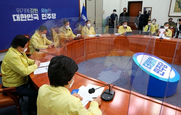 이낙연 대표가 16일 오전 서울 여의도 국회에서 열린 최고위원회의에서 발언하고 있다.[연합]