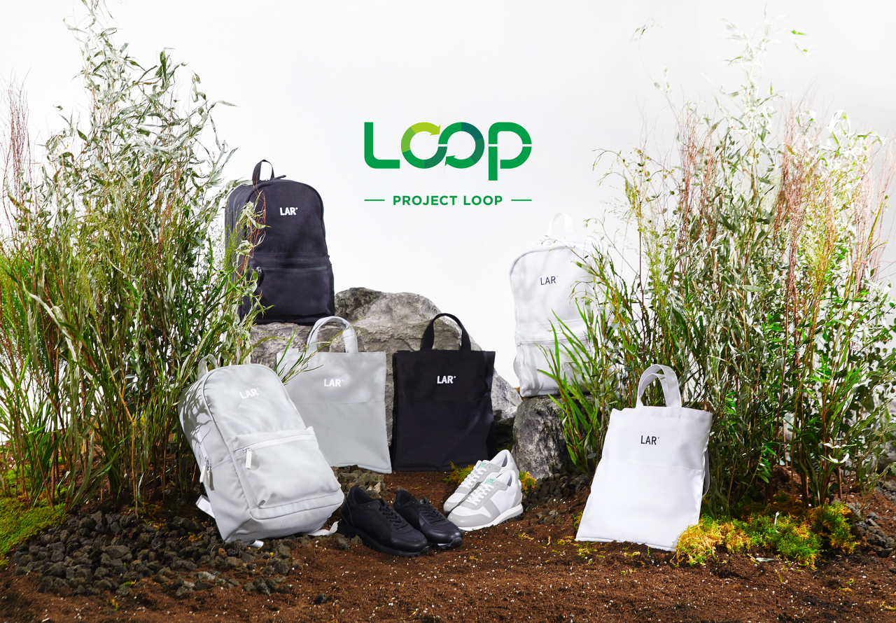 롯데케미칼의 재생 플라스틱 순환경제를 위한 프로젝트 'Project LOOP’를 통해 제작된 친환경 가방과 운동화. [롯데케미칼 제공]