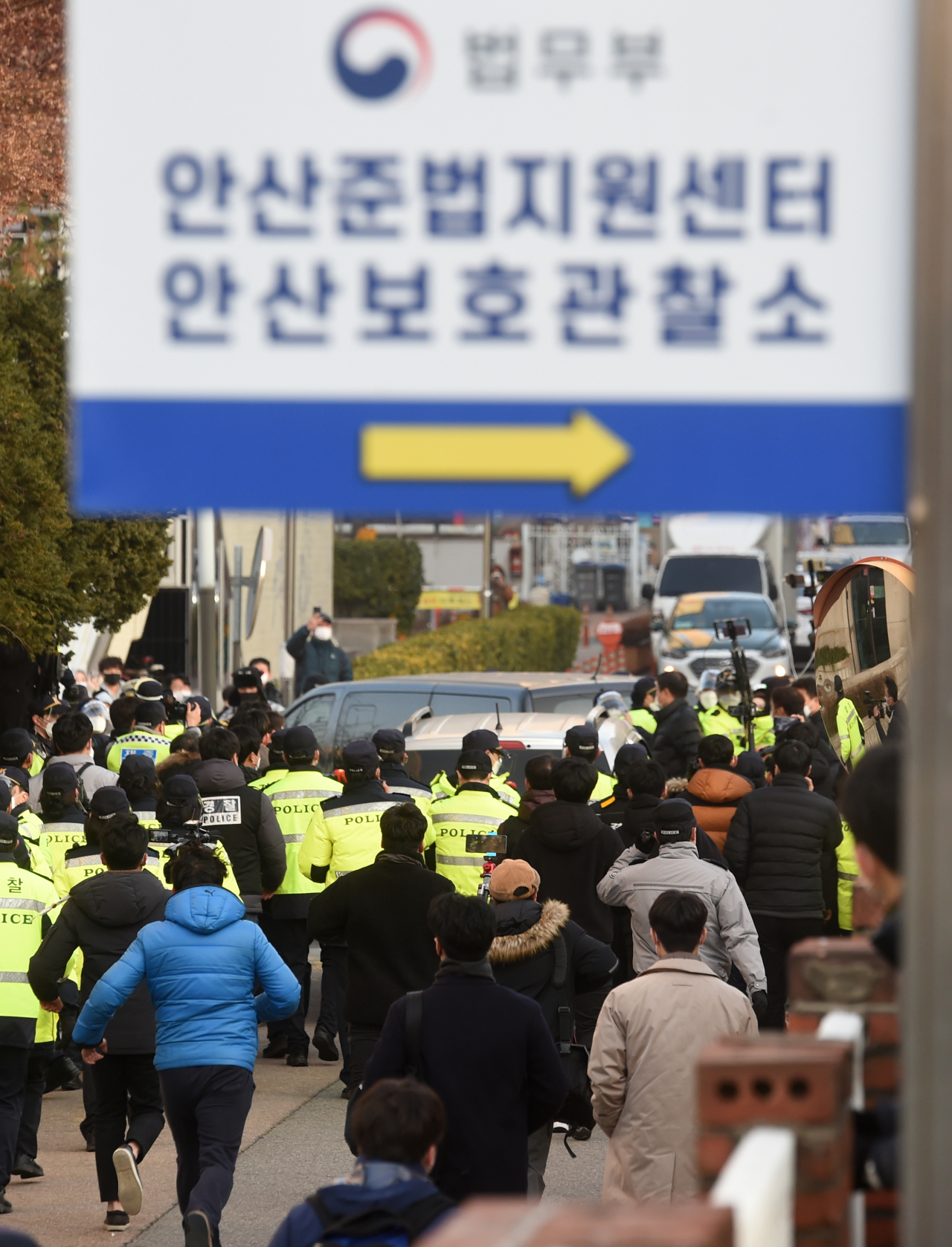 12년만에 일반에 모습을 보인 조두순이 지난 12일 안산준법지원센터에 도착했다.[연합]