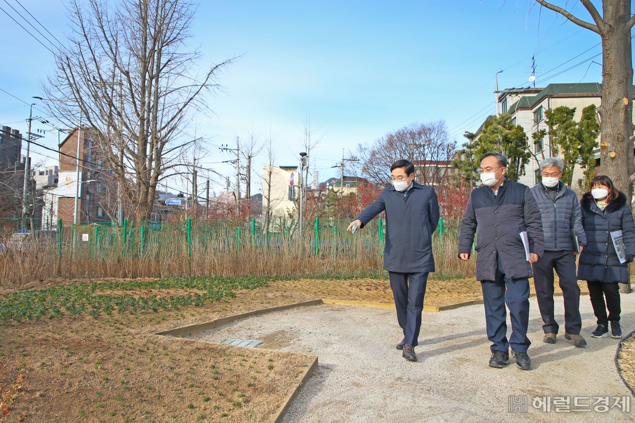 이동진 도봉구청장(왼쪽 첫 번째)이 관계자들과 쌍문동에 조성된 도시농업공원을 살펴보고 있다.[도봉구 제공]