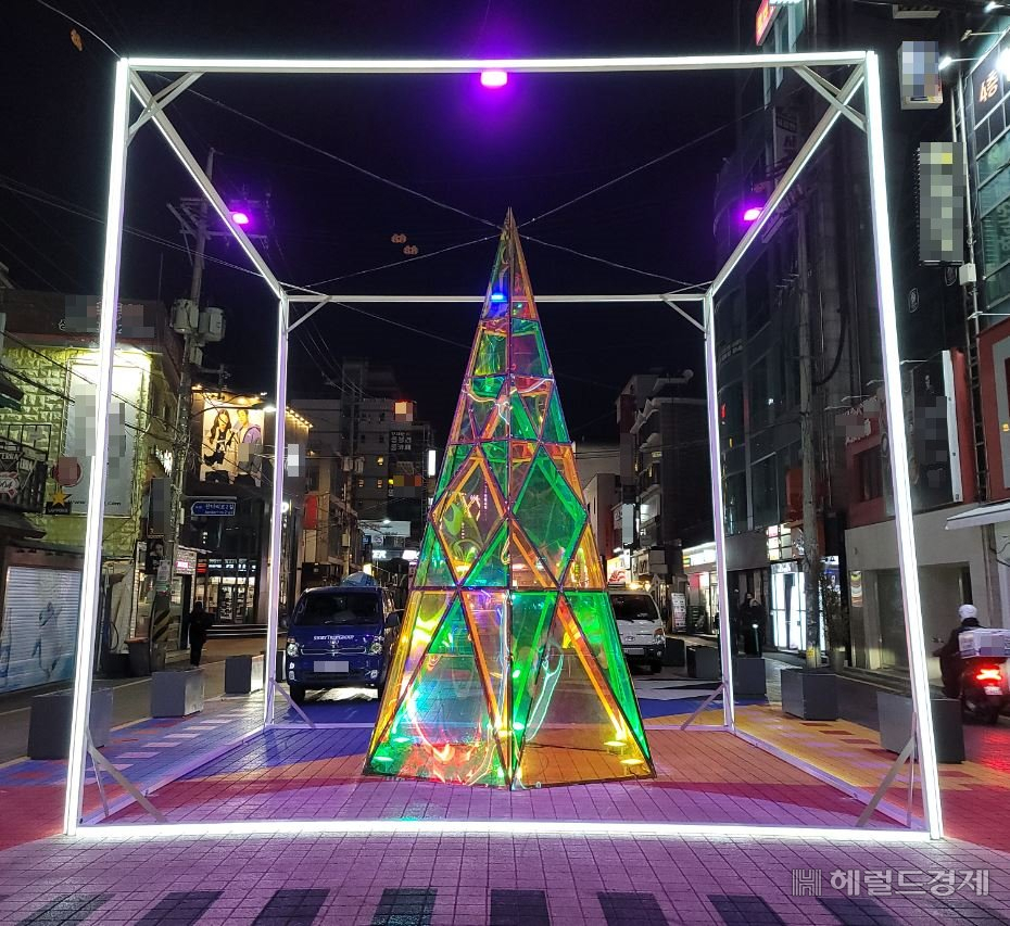 홍대축제거리에 설치된 대형 크리스미스 트리. [마포구 제공]