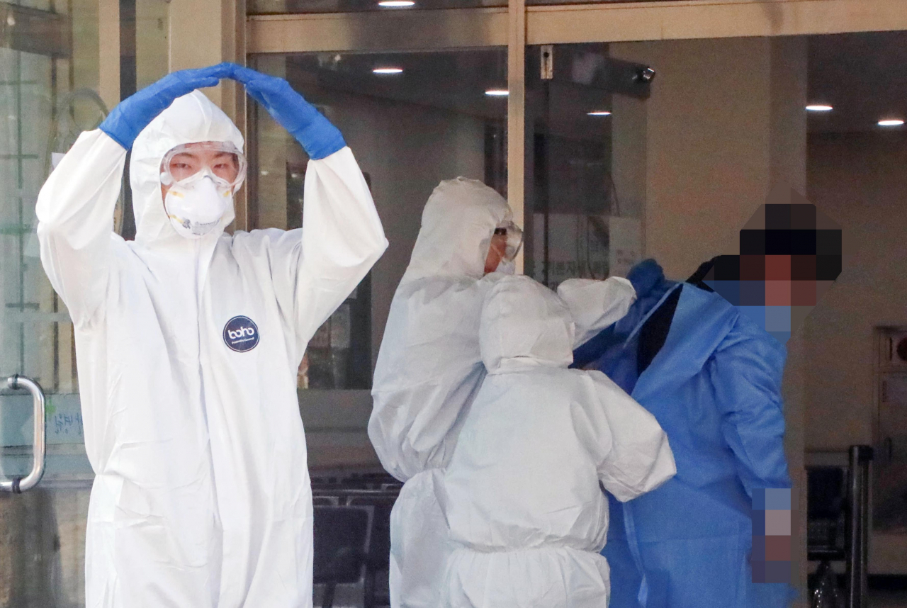 16일 감염병 전담병원 임무를 개시한 국군대전병원에서 의료진이 신종 코로나바이러스 감염증(코로나19) 확진자에 대한 입원 절차를 진행하고 있다. [국군의무사령부 제공. 재판매 및 DB 금지] 연합뉴스