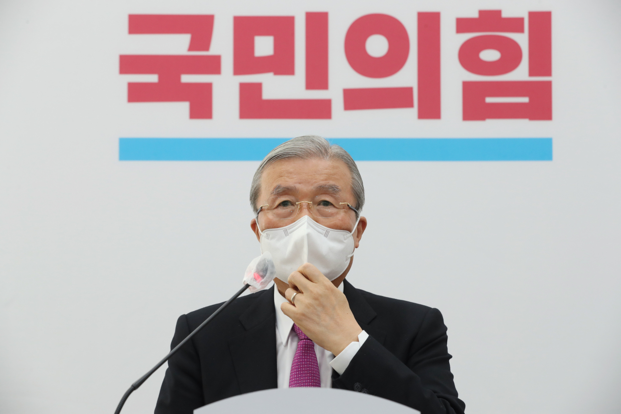 김종인 국민의힘 비대위원장이 16일 오전 서울 여의도 국회에서 기자회견을 열고 윤석열 검찰총장 정직 징계에 대한 입장을 발표하고 있다. [헤럴드경제=이상섭 기자]