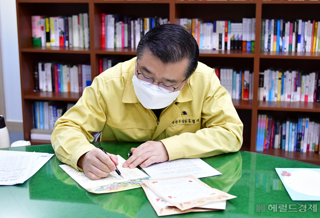 류경기 중랑구청장이 어린이가 마스크 기부와 함께 보낸 손편지에 답장을 쓰고 있다.[중랑구 제공]