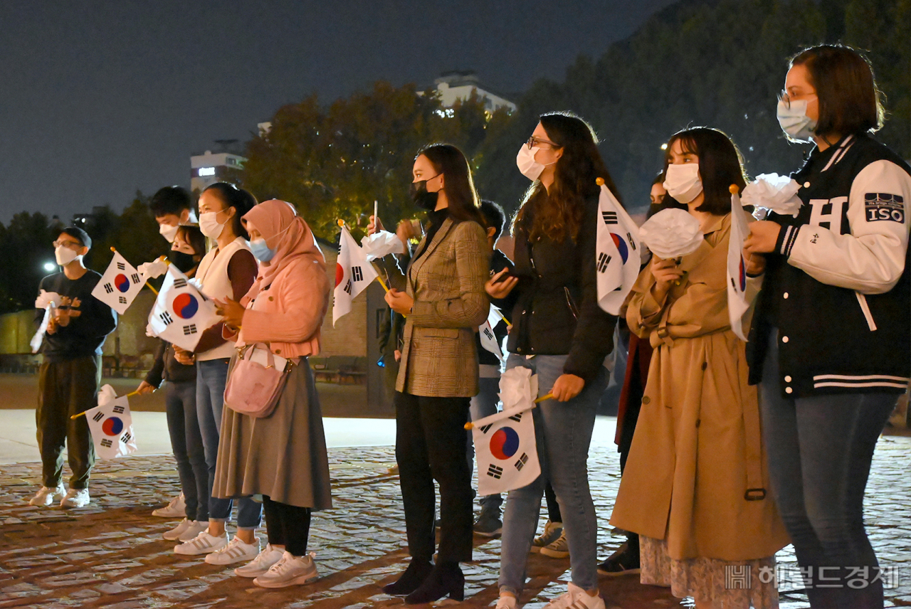 ‘독립의 별, 서대문에서 세계로’ 프로그램에 외국인들이 참여하고 있는 모습. [서대문구 제공]