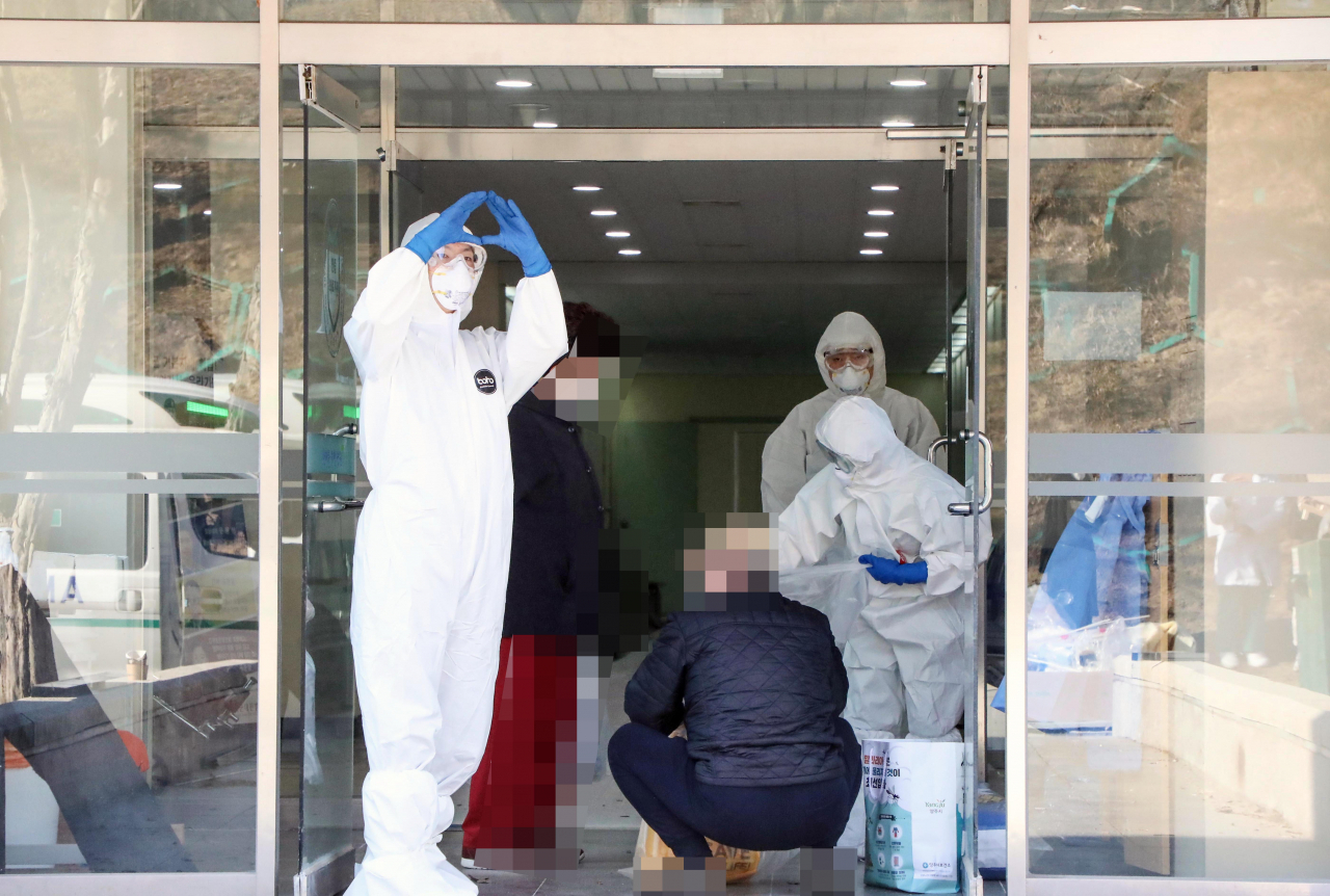 16일 감염병 전담병원 임무를 개시한 국군대전병원에서 의료진이 신종 코로나바이러스 감염증(코로나19) 확진자에 대한 입원 절차를 진행하고 있다. [국군의무사령부 제공. 재판매 및 DB 금지] 연합뉴스