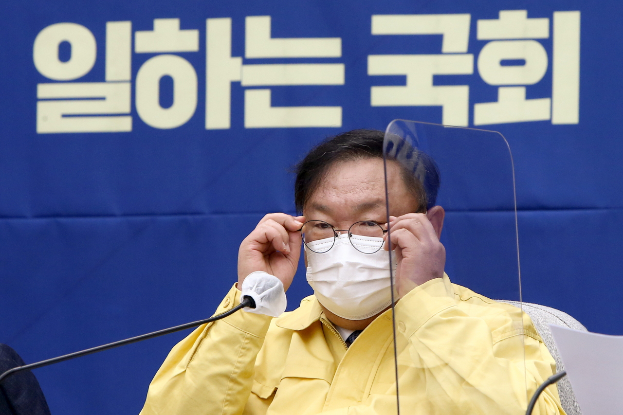 김태년 더불어민주당 원내대표가 17일 국회에서 열린 정책조정회의에서 안경을 고쳐 쓰고 있다. [연합]