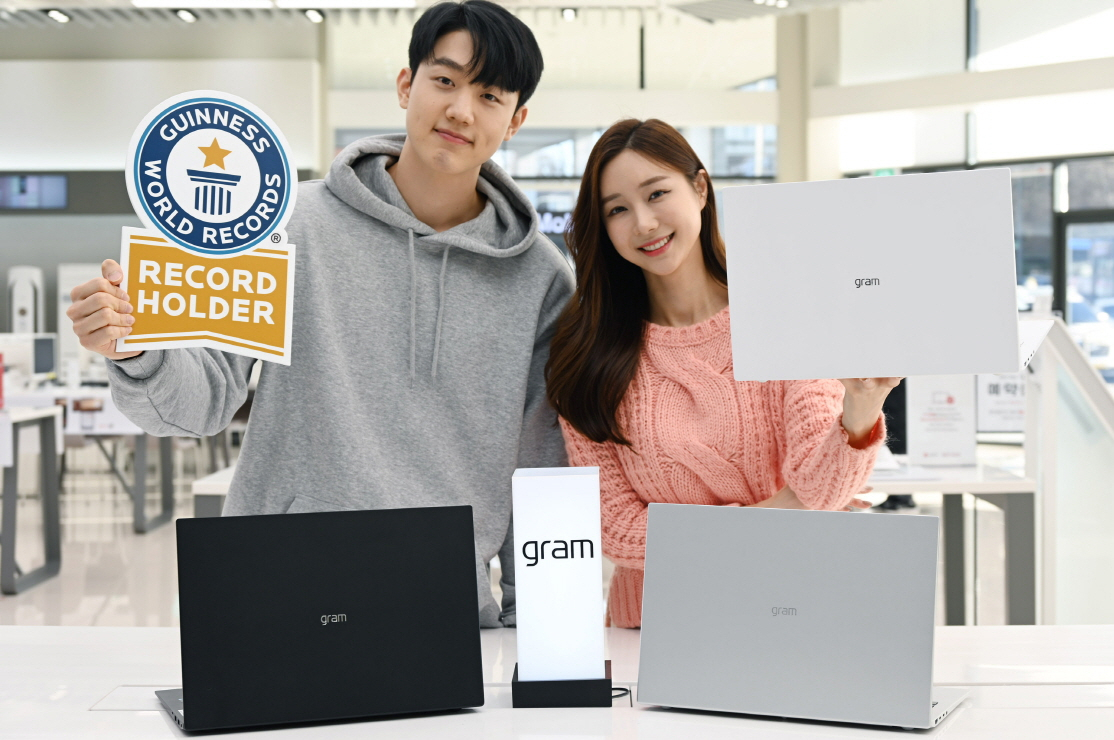 LG전자가 2021년형 ‘LG 그램’을 국내 시장에 출시한다고 17일 밝혔다. 16인치 모델인 ‘LG 그램 16’을 새롭게 선보였다. 사진은 모델들이 'LG 그램 16'을 소개하는 모습. [LG전자 제공]