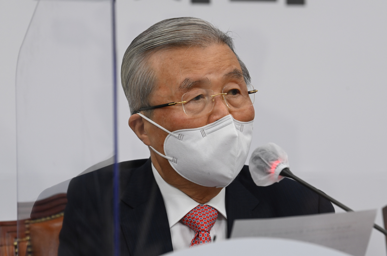 17일 오전 국회에서 열린 국민의힘 비상대책위원회의에서 김종인 비상대책위원장이 발언을 하고 있다. [연합]