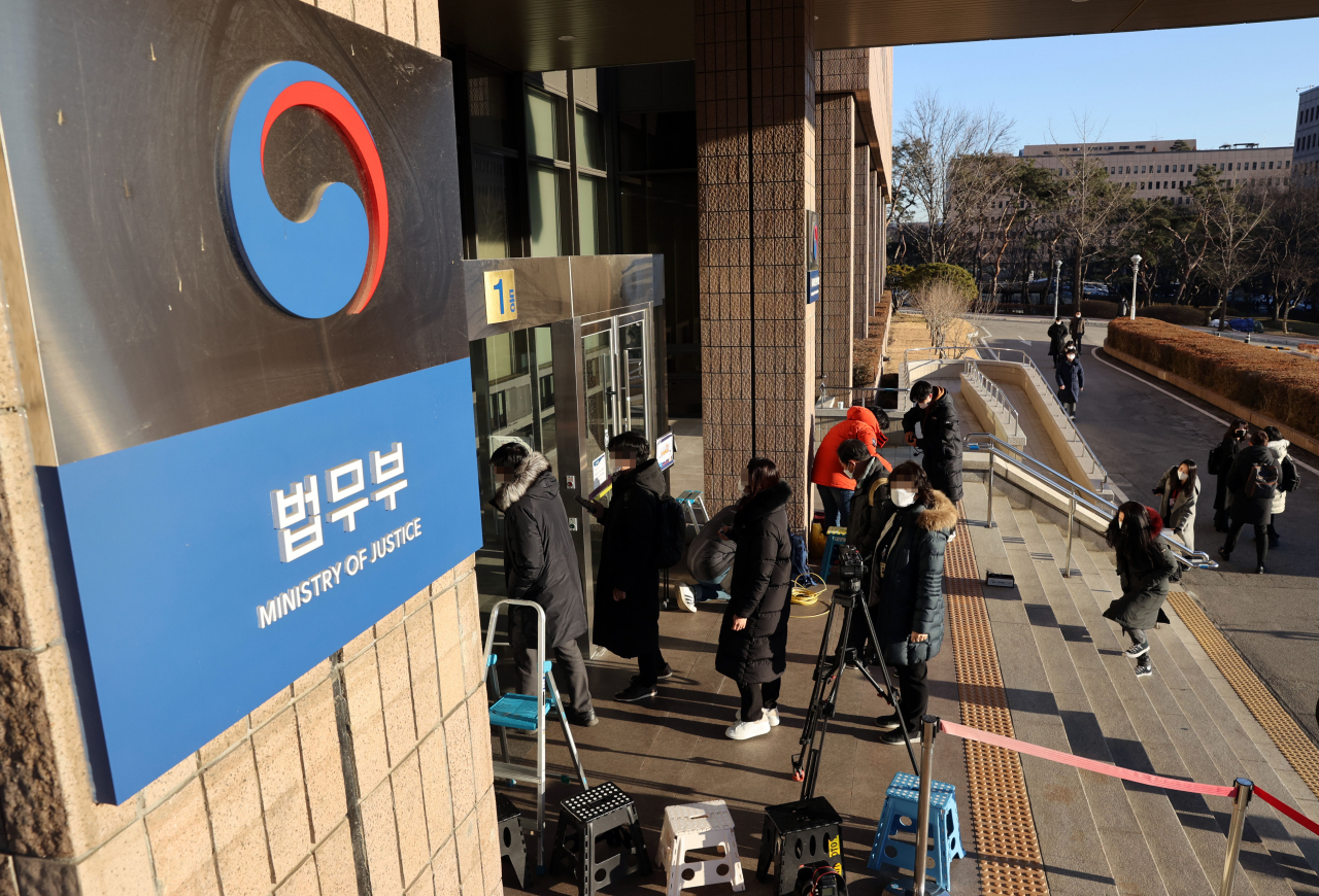 추미애 법무부 장관이 사의를 밝힌 가운데 17일 오전 경기도 정부과천청사 법무부로 직원들이 출근하고 있다. 추 장관은 이날 연가를 사용해 출근하지 않았다. [연합]