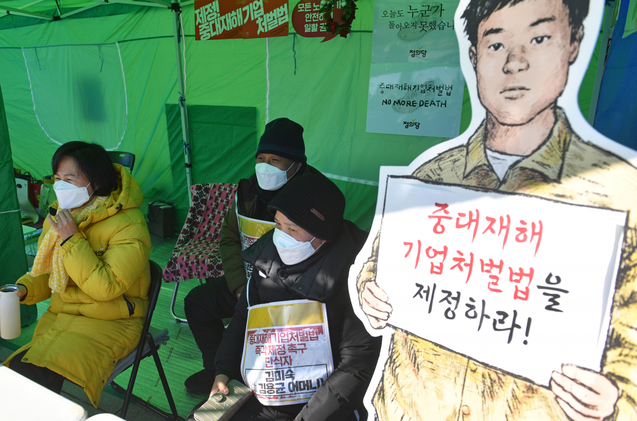 강은미 정의당 원내대표(왼쪽)와 이상진 민주노총 부위원장(가운데), 고 김용균씨의 어머니 김미숙 씨(오른쪽)가 16일 서울 여의도 국회 본청 앞에서 중대재해기업처벌법 제정을 촉구하며 6일째 단식 농성을 하고 있다. [연합]