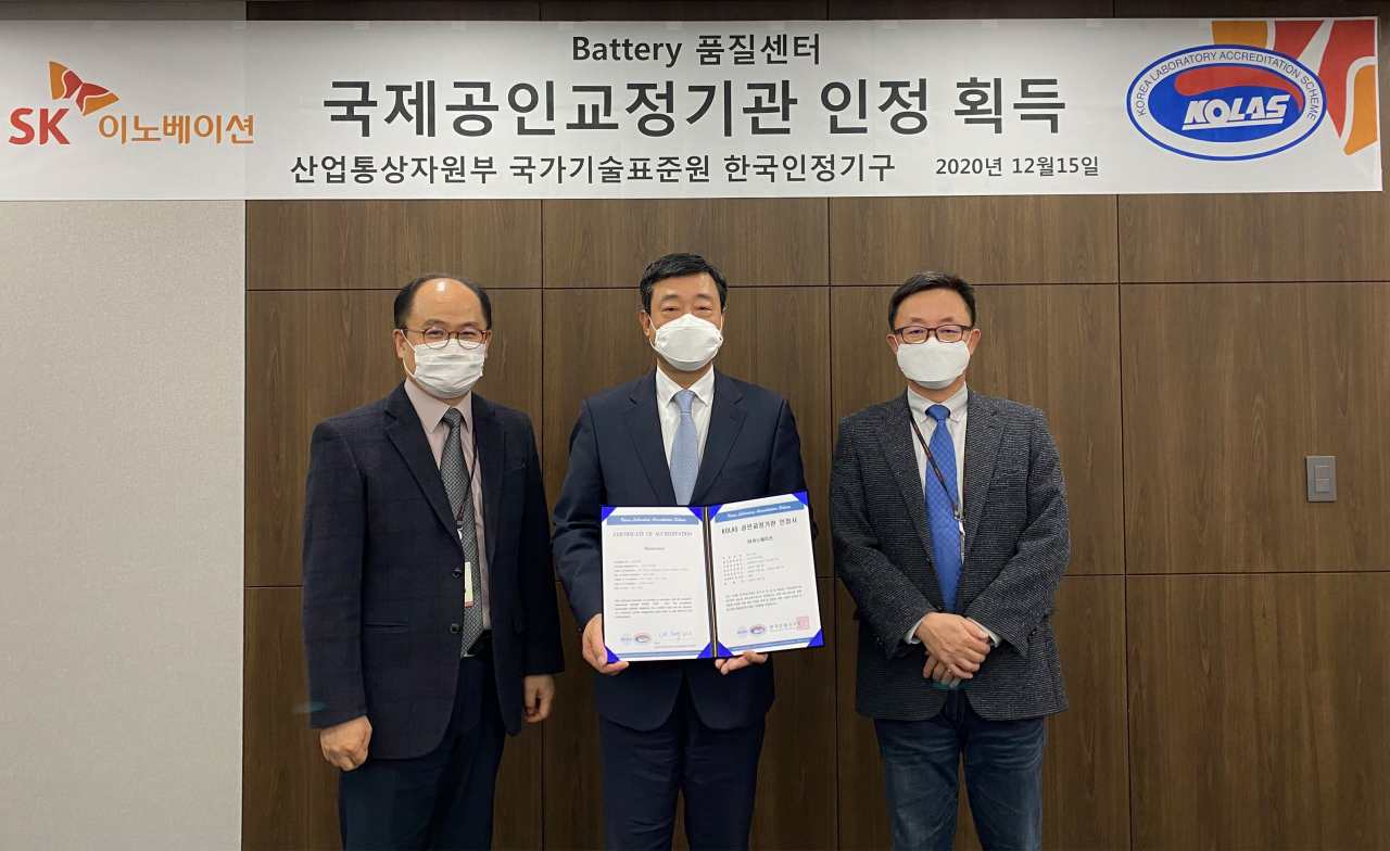 SK이노베이션이 산업통상자원부 국가기술표준원 산하 한국인정기구로부터 자사 배터리 품질센터가 국제공인교정기관으로 인정을 획득했다고 17일 밝혔다. 사진은 인증서를 들고 있는 지동섭 배터리사업대표(가운데)와 강상훈 배터리사업기획본부장(우측), 이종한 배터리 O/I본부장. [SK이노베이션 대표]