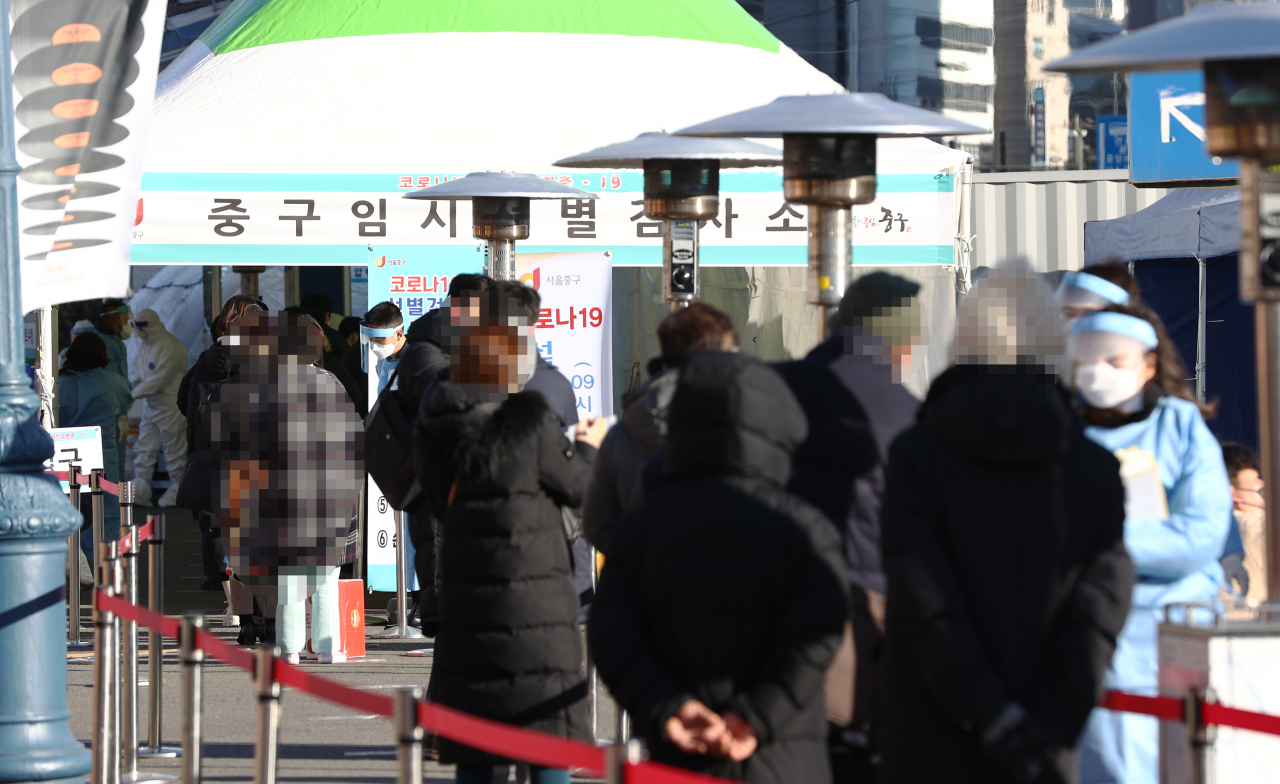17일 서울역 광장에 마련된 중구 임시 선별검사소를 찾은 시민들이 코로나19 검사를 받기 위해 기다리고 있다. 연합뉴스