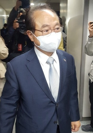 오거돈 전 부산시장이 지난 4월 23일 사퇴 기자회견을 위해 부산시청에 들어서고 있다.