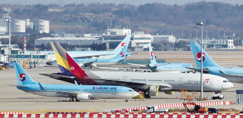 인천국제공항 대한항공과 아시아나항공 정비창 앞에 양사 여객기들이 세워져 있다. [연합]